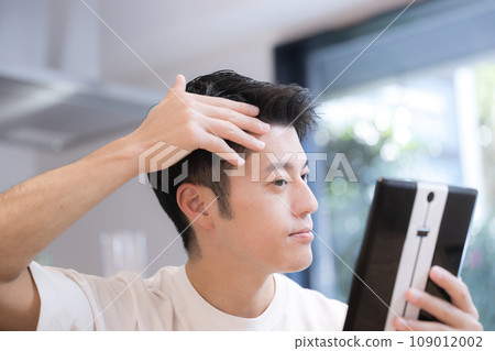 一個在意髮際線的年輕人 一個在意髮際線的年輕人 109012002