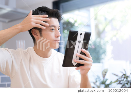 一個在意髮際線的年輕人 109012004