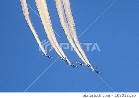 Blue Impulse 拖著尾跡飛行 109012150