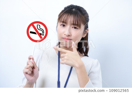 一位休閒女上班族拿著禁煙牌的圖片 109012565