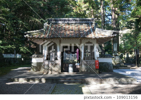 清志堂是法然上人及其父母的陵墓,位於岡山縣久未南町淨土宗寺廟丹上寺內。 清志堂是法然上人及其父母的陵墓,位於岡山縣久未南町淨土宗寺廟丹上寺內。 109013156