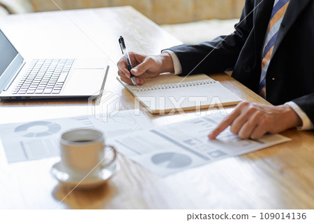 一位亞洲商人在咖啡館分析數據的手 一位亞洲商人在咖啡館分析數據的手 109014136