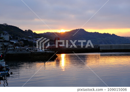 [Etajima] Sunrise seen from a small fishing village 109015006