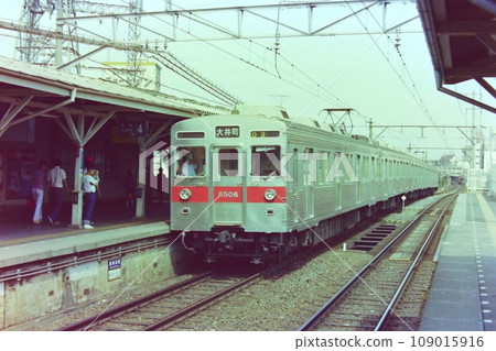 8500 series 8506 and other 5-car train (4M1T) departing from Hatanodai Station, bound for Oimachi, June 24, 1979 109015916