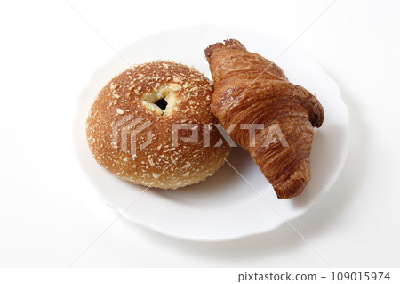 新鮮出爐、看起來美味的咖哩麵包和羊角麵包 109015974