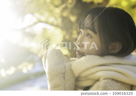 享受秋葉的年輕女子 享受秋葉的年輕女子 109016320