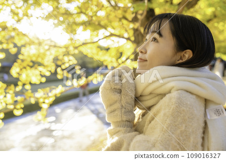 享受秋葉的年輕女子 享受秋葉的年輕女子 109016327