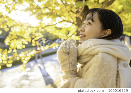 享受秋葉的年輕女子 享受秋葉的年輕女子 109016329