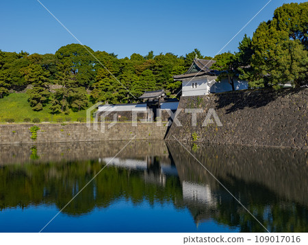 Sakuradamon gate seen from the triumphal moat of the Imperial Palace Gardens Sakuradamon gate seen from the triumphal moat of the Imperial Palace Gardens 109017016
