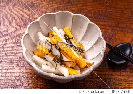 persimmon vinegar 109017558
