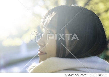 享受秋天的年輕女子葉狩獵 109018335