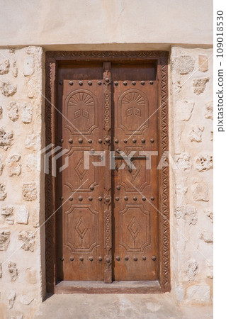 Old gate in the old district of Sharjah city 109018530