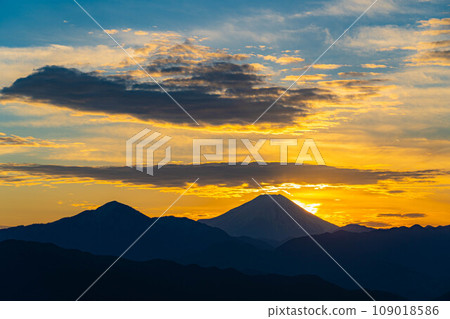 [Sunset material] Sunset seen from Mt. Takao/Diamond Fuji [Tokyo] 109018586