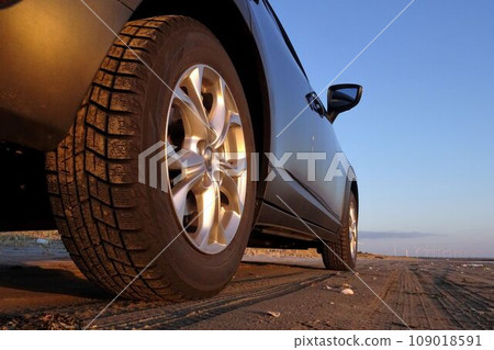 Tire image: Driving on a sandy beach with studless tires Tire image: Driving on a sandy beach with studless tires 109018591