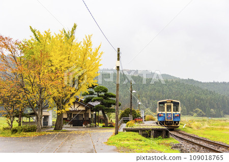 秋田縣由利本莊市由利高原鐵道黑澤站及停止的列車 秋田縣由利本莊市由利高原鐵道黑澤站及停止的列車 109018765