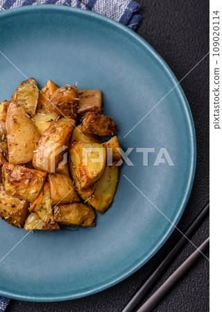 Delicious crispy fried potato wedges with salt, spices and herbs 109020114