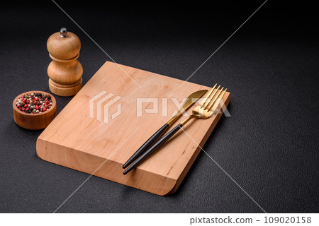 Empty rectangular wooden cutting board on dark concrete background 109020158