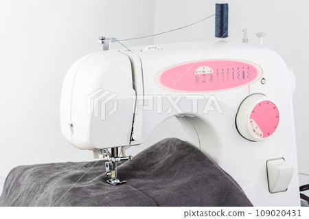 Sewing machine, stitching fabrics, needle in a round plan 109020431