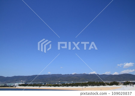 Scenery of the Rokko Mountains seen from Shioashiya Beach (Ashiya City, Hyogo Prefecture) 109020837