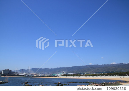The cityscape of Kobe and the Rokko Mountains seen from Shioashiya Beach (Ashiya City, Hyogo Prefecture) 109020838