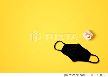 Face mask with a Christmas gift box 109021032