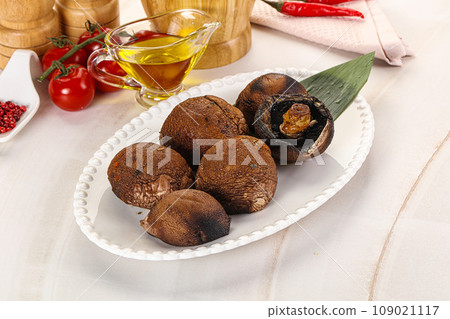 Baked brown champignons with spices 109021117