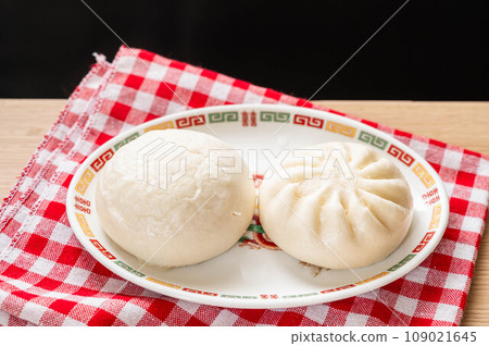 Hot Chinese steamed bun Hot Chinese steamed bun 109021645