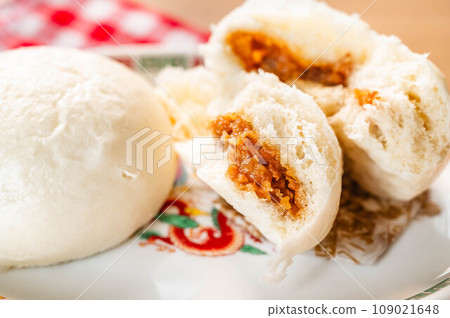 Chinese pizza bun 109021648