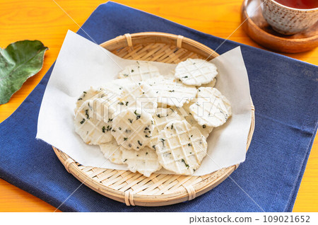 Seafood crackers with whitebait Seafood crackers with whitebait 109021652