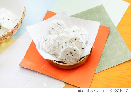 Seafood crackers with whitebait Seafood crackers with whitebait 109021657