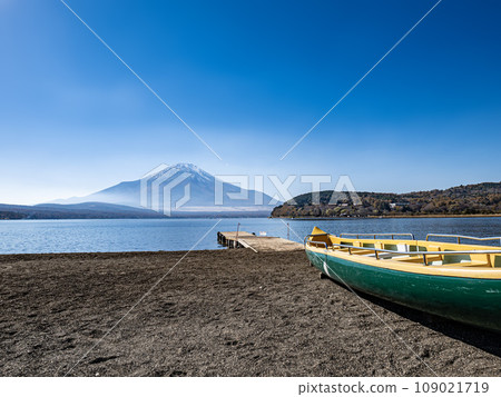 山中湖（山梨縣富士五湖之一）岸邊的皮划艇和富士山 109021719