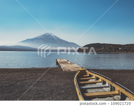山中湖(山梨縣富士五湖之一)岸邊的皮划艇和富士山 山中湖(山梨縣富士五湖之一)岸邊的皮划艇和富士山 109021720