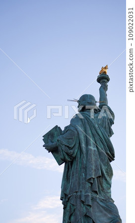 Odaiba goddess statue and moon Odaiba goddess statue and moon 109022031