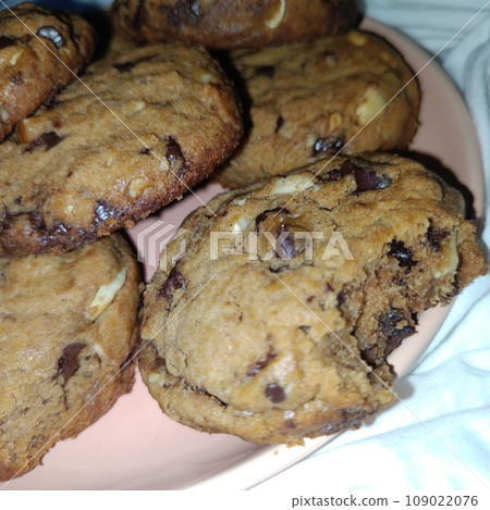 Nut cookies mixed with chocolate chips. Nut cookies mixed with chocolate chips. 109022076