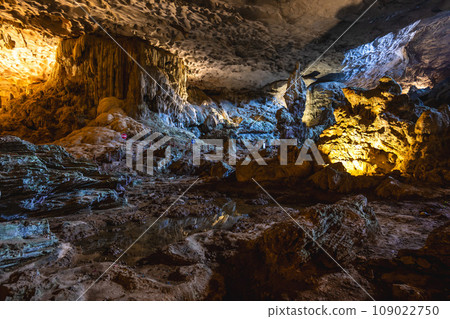 Surprise Cave, aka Sung Sot Cave, located in halong bay, vietnam 109022750