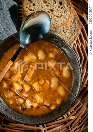Baked beans in tomato sauce. 109023044