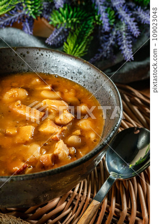 Baked beans in tomato sauce. Baked beans in tomato sauce. 109023048