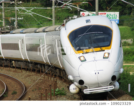 JR Kyushu 885 series limited express "Kamome" (old paint) 109023329