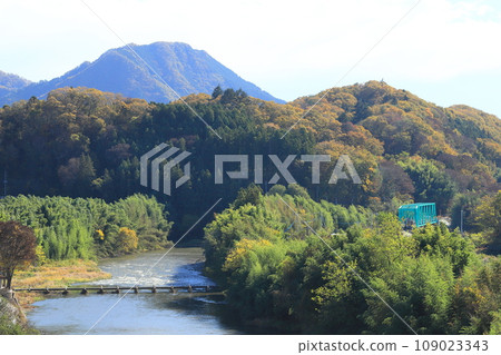 Looking out over the Kuji River, the 6th Kuji River Bridge, and the mountains in the direction of Fukuroda. 109023343