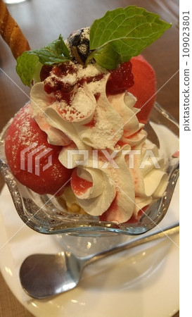 stylish parfait 109023801