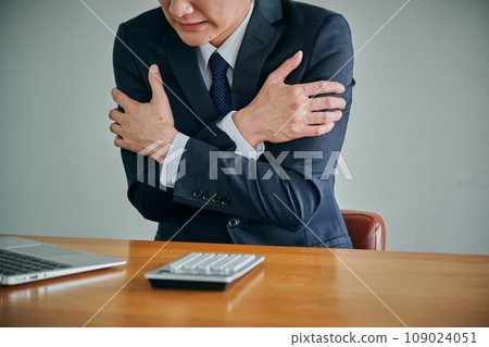 A young male office worker whose entire body is cold 109024051