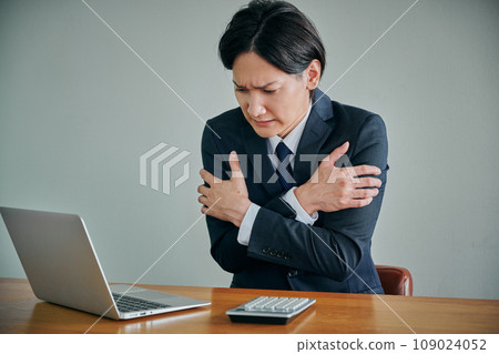 A young male office worker whose entire body is cold 109024052