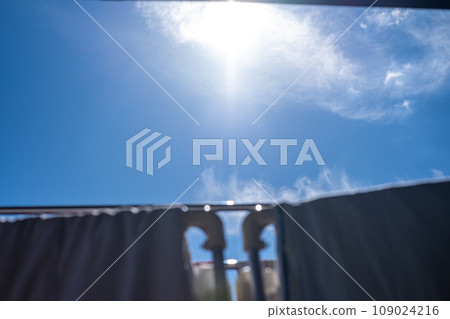 [#Home] 在陽光明媚的日子裡曬被子 109024216