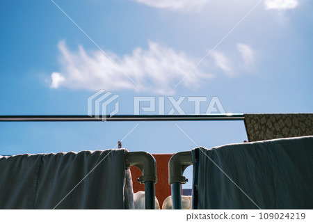 [#Home] 在陽光明媚的日子裡曬被子 109024219