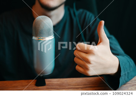 Streamer show gestures. Gamer win game. Streamer show gestures. Gamer win game. 109024324