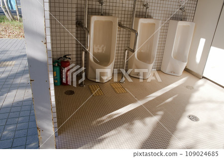 Public toilet, men's toilet, urinal, stall type Public toilet, men's toilet, urinal, stall type 109024685
