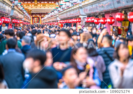Tokyo, Japan cityscape November. Sensoji Temple is crowded with foreigners. We are supposed to be free from the coronavirus, but some Japanese people are wearing masks again... = 22nd Tokyo, Japan cityscape November. Sensoji Temple is crowded with foreigners. We are supposed to be free from the coronavirus, but some Japanese people are wearing masks again... = 22nd 109025274