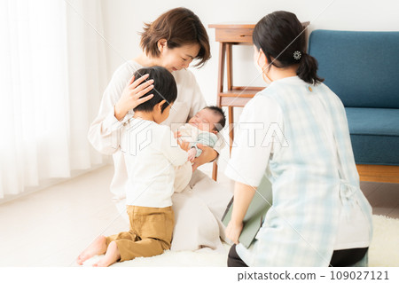 Public health nurse's post-natal visit 109027121