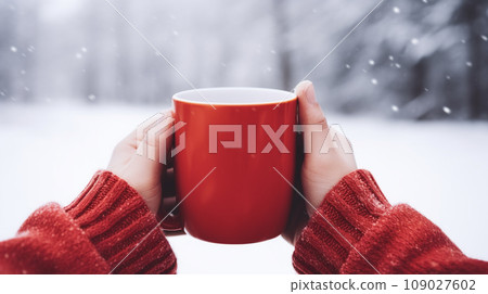 Cup of winter drink in hands 109027602