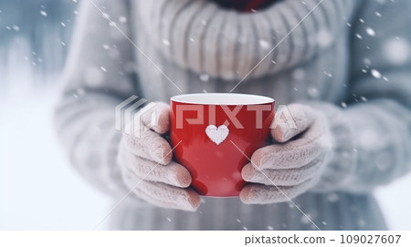 Cup of winter drink in hands 109027607